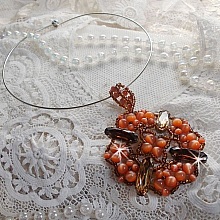 Pendentif D&rsquo;Automne mont&eacute; avec des cabochons ovales allong&eacute;s facett&eacute;s en Cristal aux couleurs : Topaze et Light Colorado Topaze &agrave; laquelle s&rsquo;ajoute des perles rondes &oelig;il de chat et rocailles
